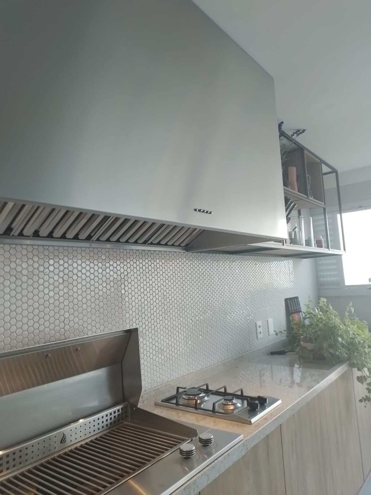 Detalhe dos filtros e do acabamento em aço inox de coifa Box sob medida