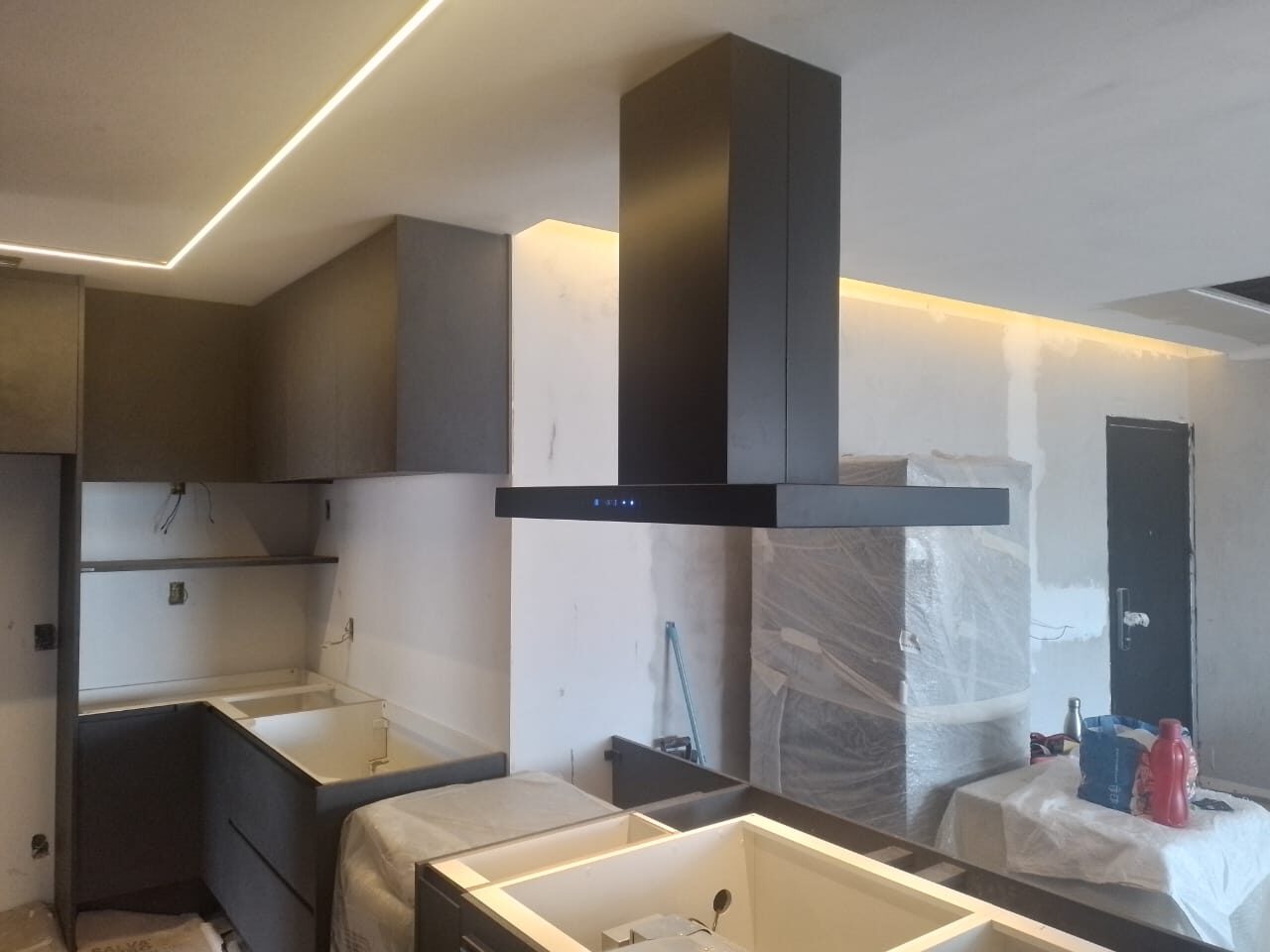 Coifa Slim de parede instalada em cozinha residencial