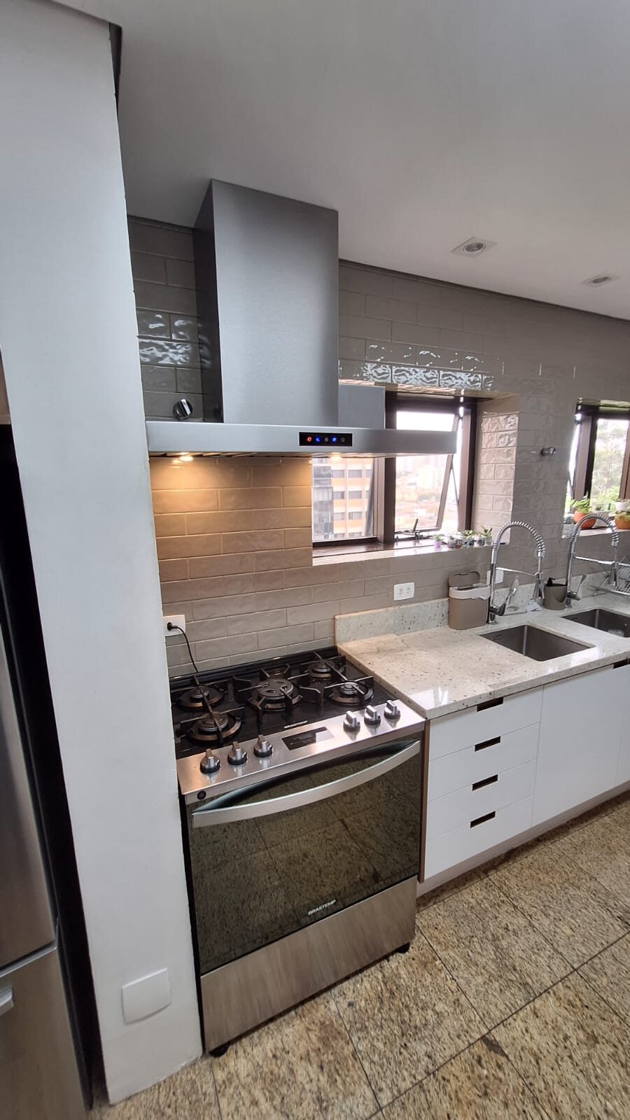 Coifa Slim de parede instalada sobre cooktop