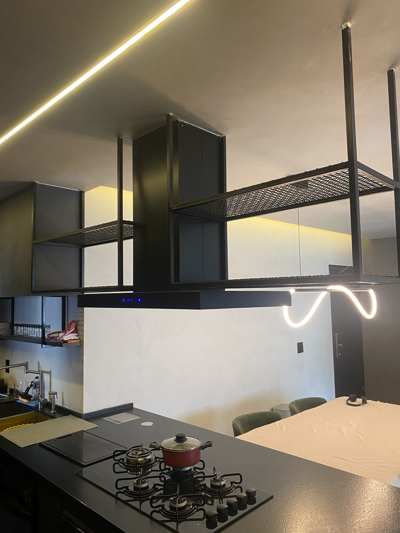Coifa Slim preta de ilha instalada em cozinha integrada